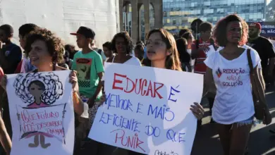 Protesto com cartaz escrito "Educar é melhor e mais eficiente do que punir."