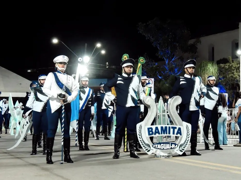 Integrantes da Banda Marcial de Itaguaí (Bamita) durante apresentação