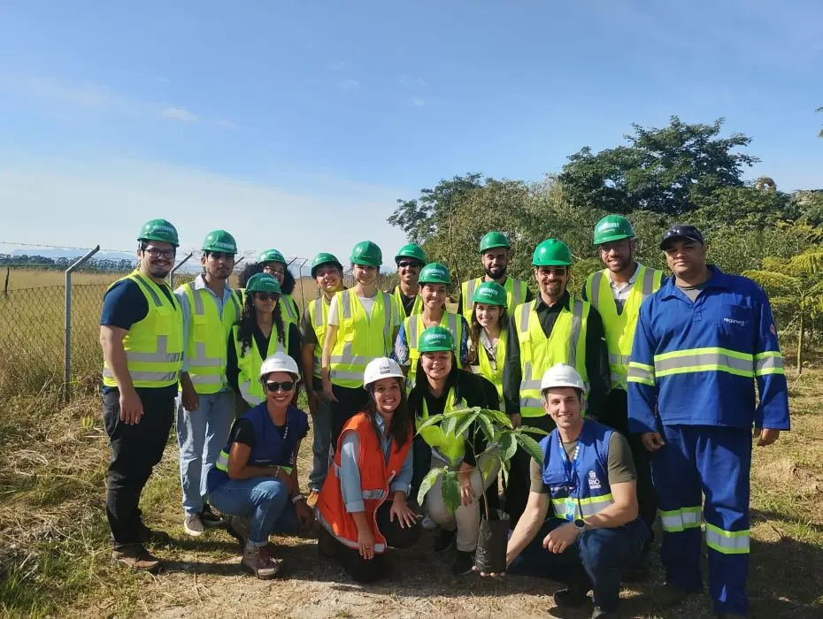 Participantes do plantio posaram para foto