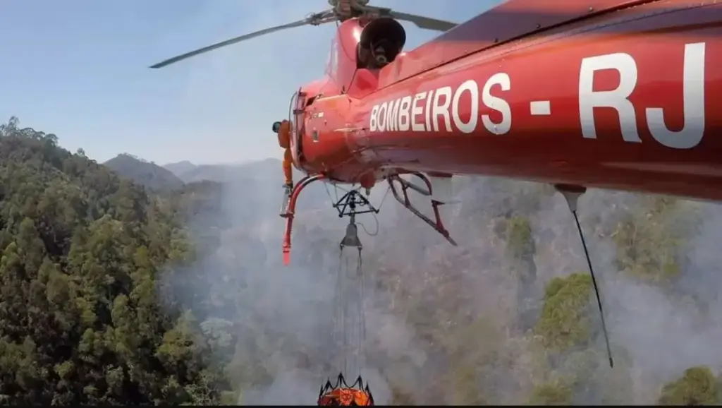Helicóptero do Corpo de Bombeiros atua no combate a incêndio florestal
