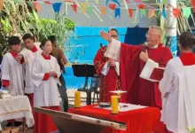 Padre rezando a missa