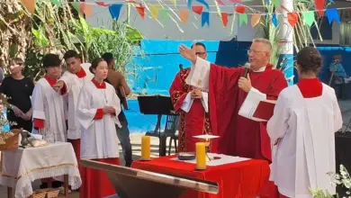 Padre rezando a missa