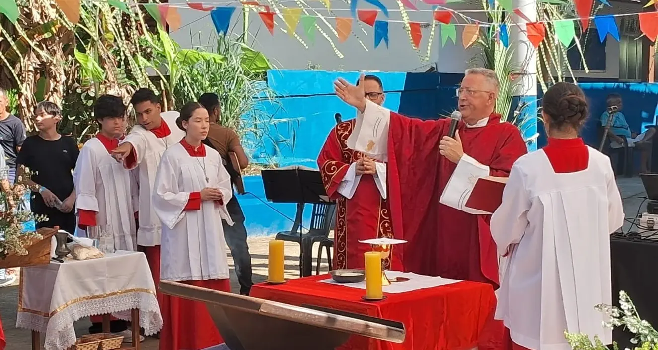 Padre rezando a missa
