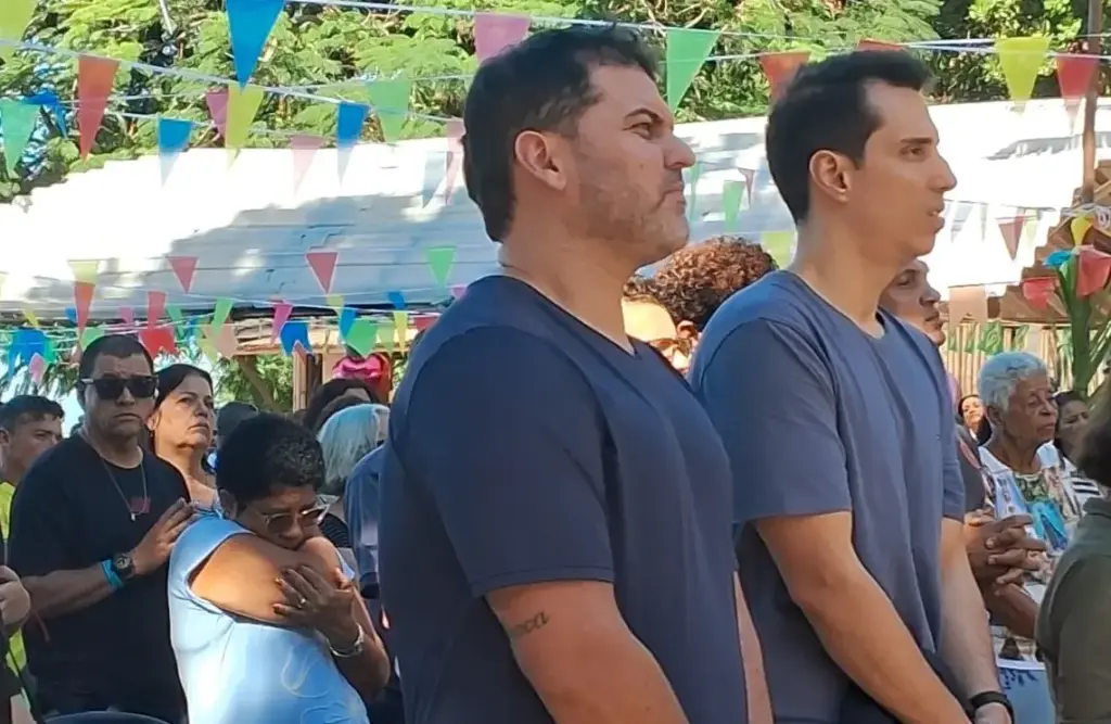 O prefeito assistindo a missa