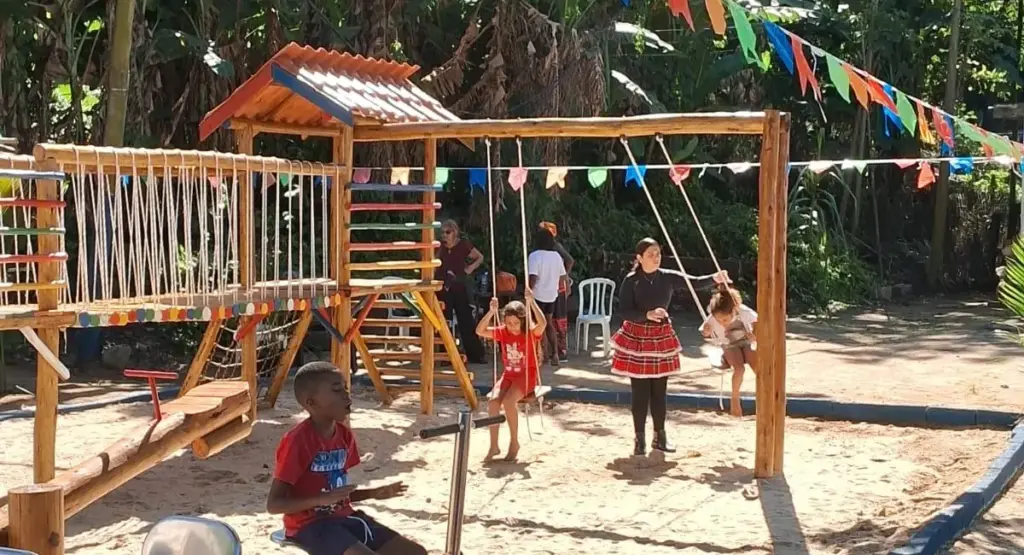 Crianças brincando no parque
