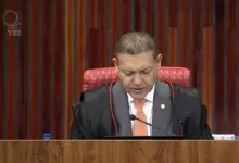 Ministro Nunes Marques à mesa em julgamento no TSE