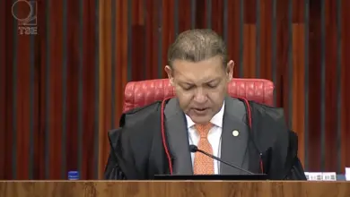 Ministro Nunes Marques à mesa em julgamento no TSE