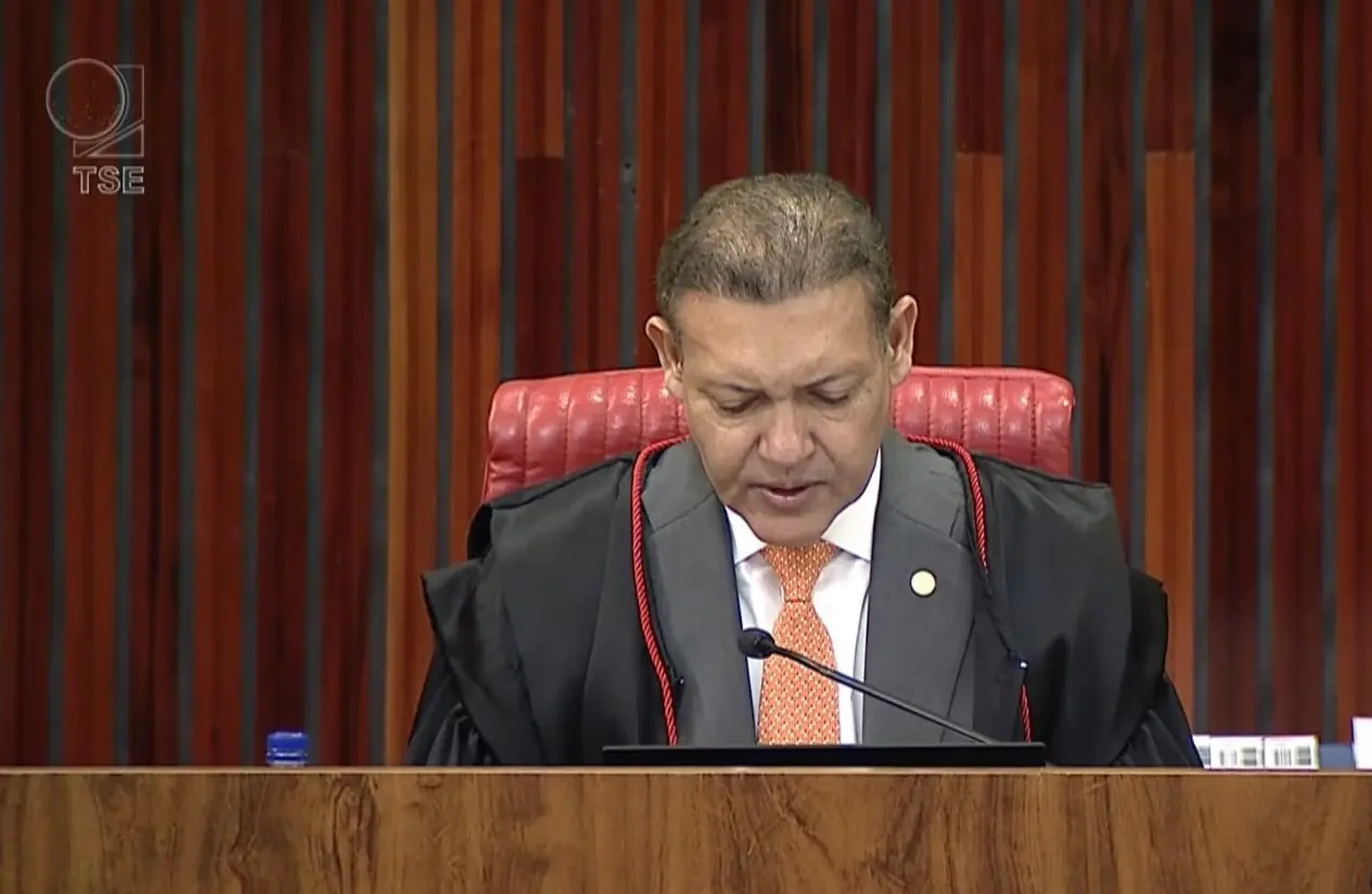 Ministro Nunes Marques à mesa em julgamento no TSE