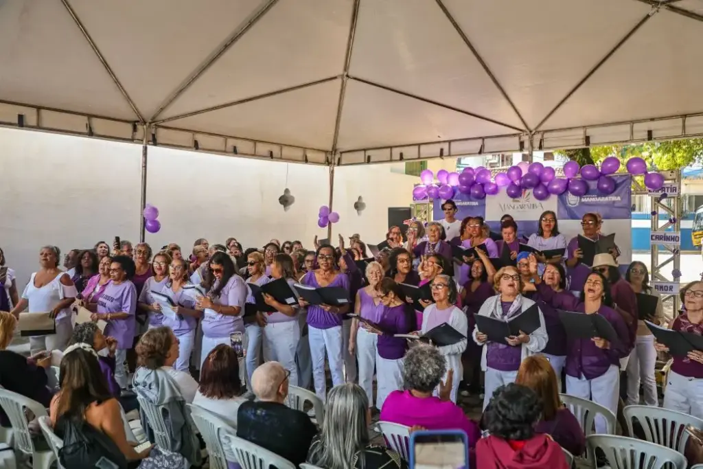 Coral formado por integrantes dos núcleos da terceira idade