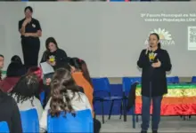 A palestrante durante o evento