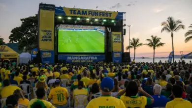 Torcedores de frente para um telão