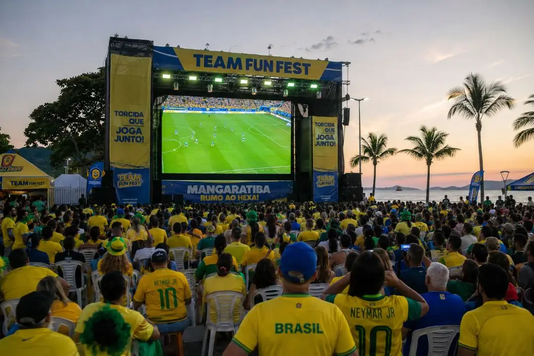 Torcedores de frente para um telão