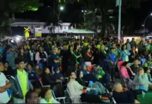 Público assistindo jogo