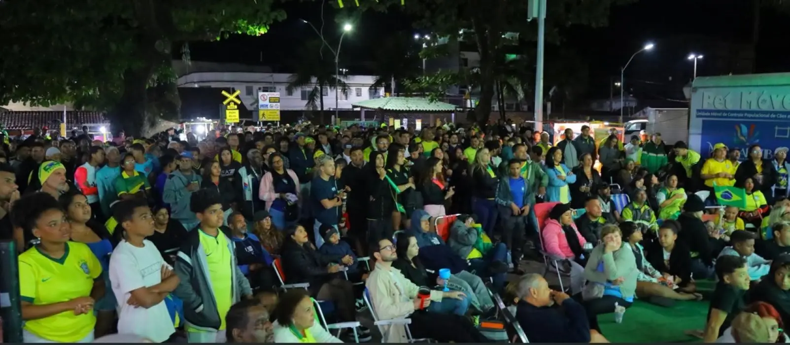 Público assistindo jogo