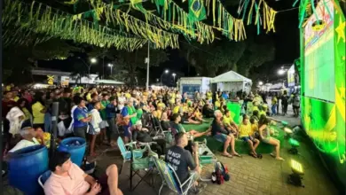 Torcedores assistindo a partida no telão