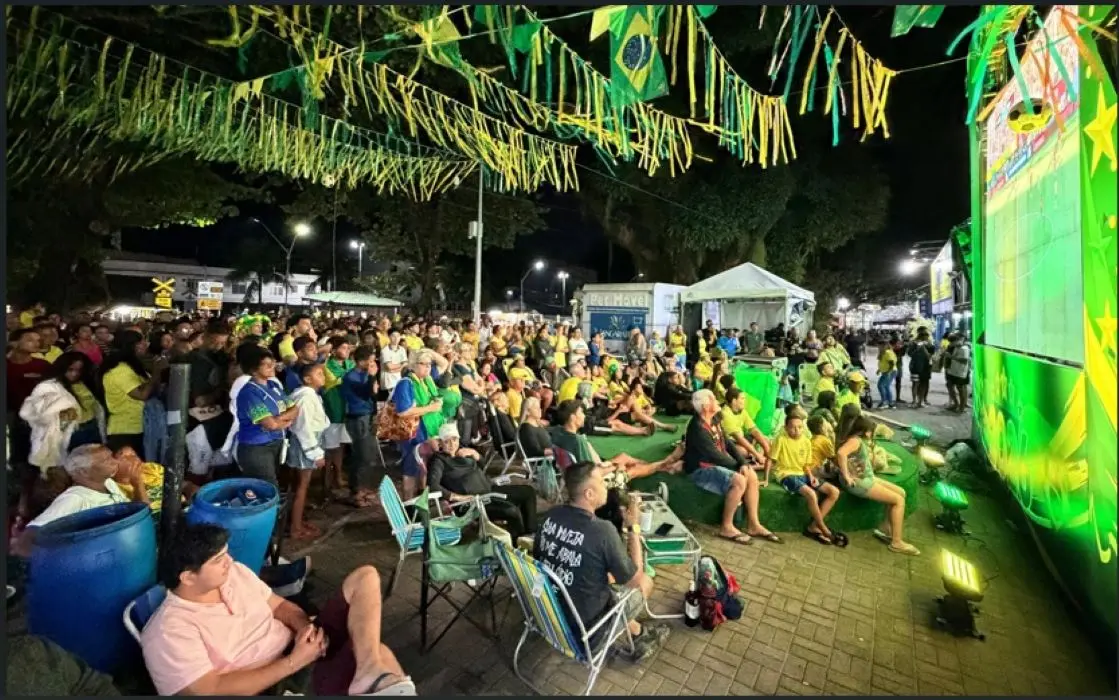 Torcedores assistindo a partida no telão