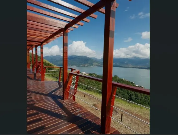 Do mirante da Pedra do Urubu, a paisagem de Mangaratiba ganha um novo olhar.