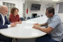 Presidente da PortosRio, Flavio Vieira, e representantes da CTB-RJ, durante a assinatura do documento