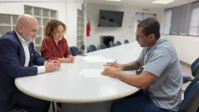 Presidente da PortosRio, Flavio Vieira, e representantes da CTB-RJ, durante a assinatura do documento