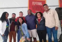 Pessoas posando para foto