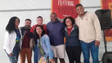 Pessoas posando para foto