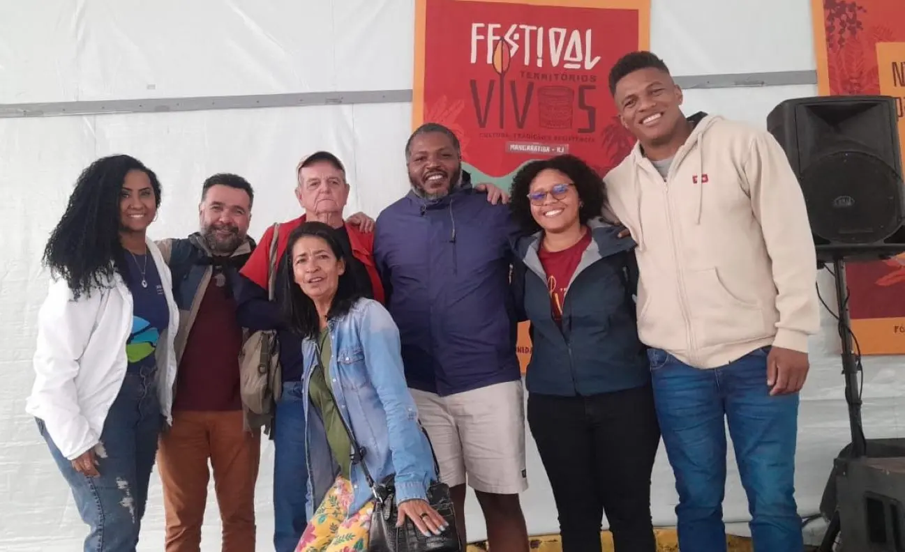 Pessoas posando para foto