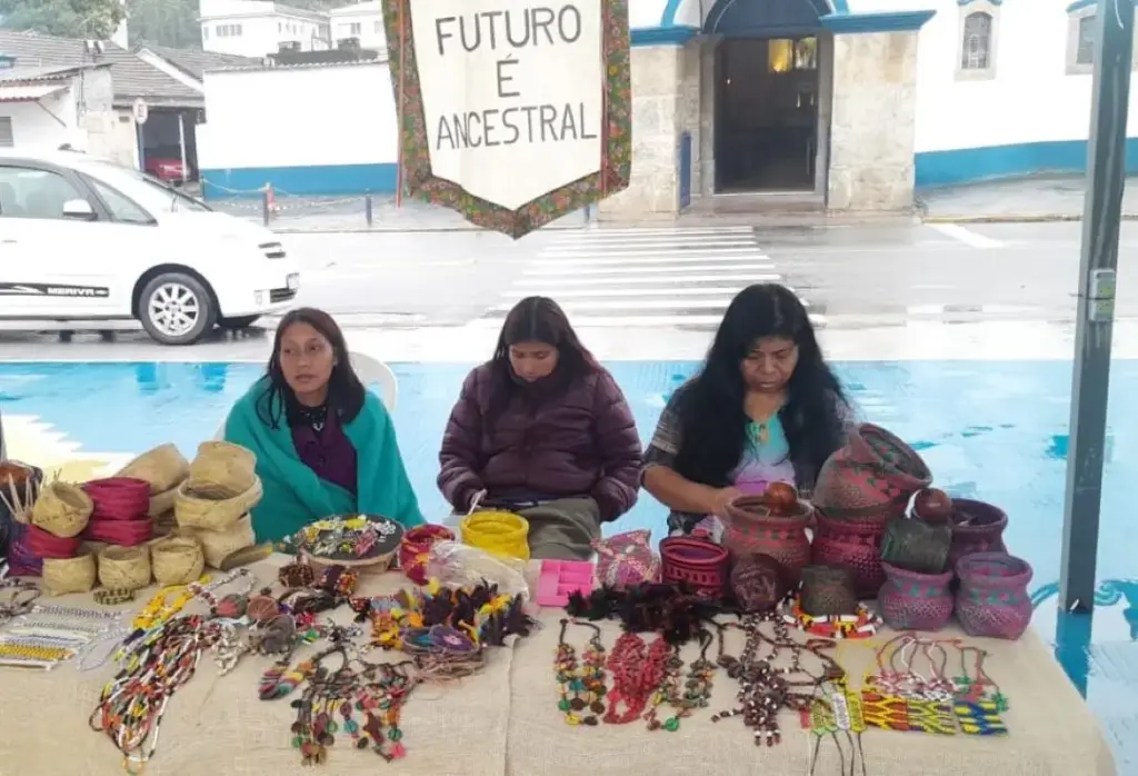 Indígenas exibindo produtos