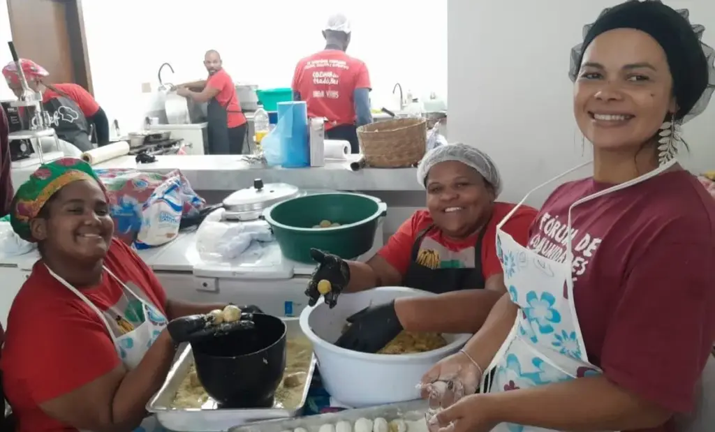 Equipe da cozinha trabalhando