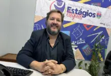O coordenador do PMEI, Valdemar Neto, sentado à mesa posando para foto