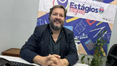O coordenador do PMEI, Valdemar Neto, sentado à mesa posando para foto