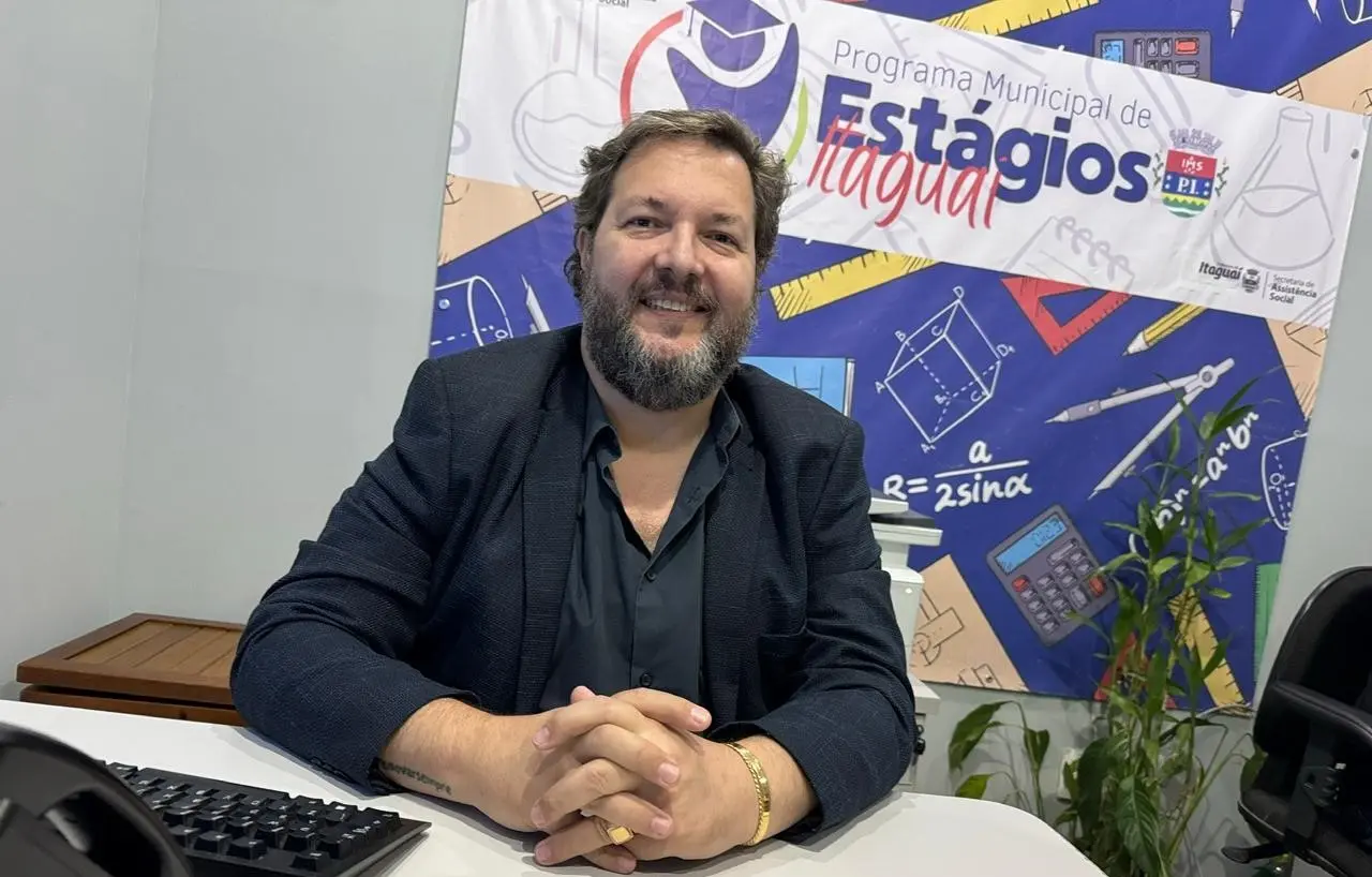 O coordenador do PMEI, Valdemar Neto, sentado à mesa posando para foto
