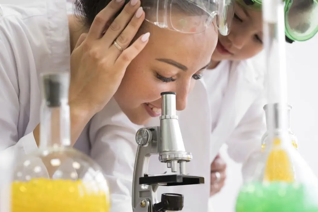 Cientista observando através do microscópio