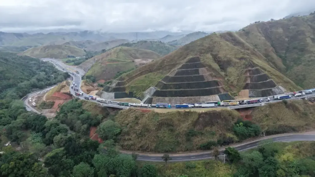 Imagem aérea destaca a dimensão das obras da Nova Serra das Araras, entre Piraí e Paracambi