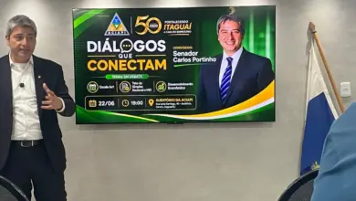 Senador Carlos Portinho na palestra na Aciapi