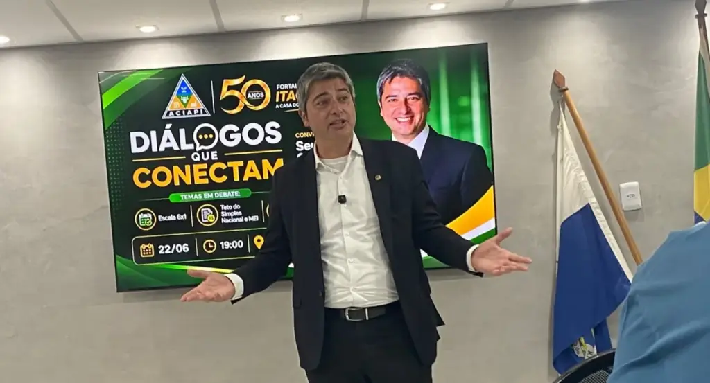 Senador Portinho durante a palestra na Aciapi