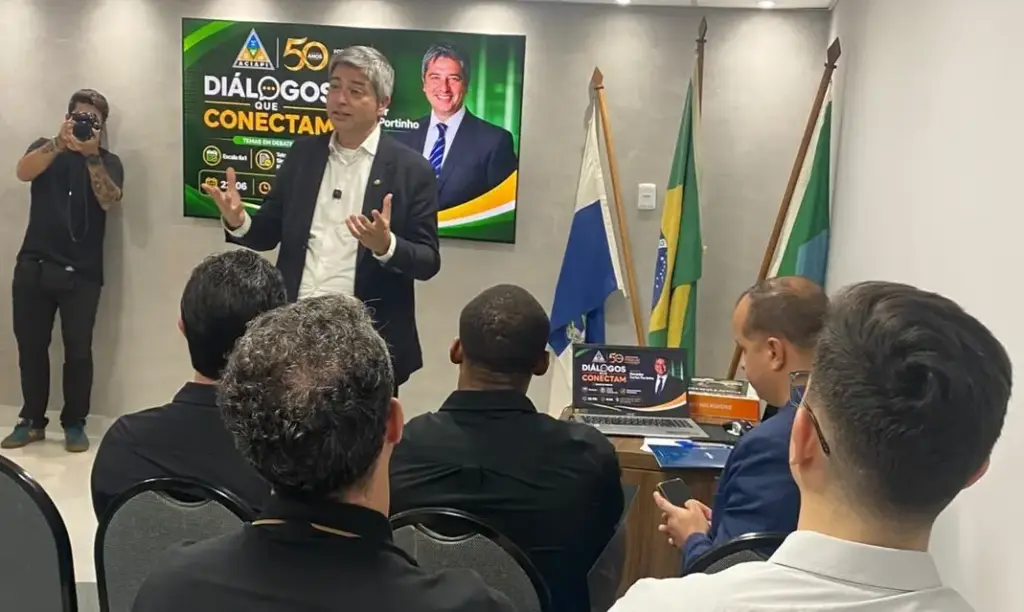 Fotógrafo registra imagem do senador Portinho durante a palestra