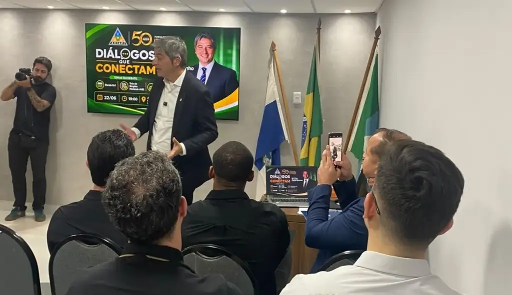 Senador ecompanhando de fotógrafo durante a palestra na Aciapi