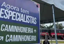 Unidade móvel do programa Agora Tem Especialistas realiza consultas, exames e vacinação gratuitos no ponto de parada de caminhoneiros em Seropédica (Foto: Reprodução).