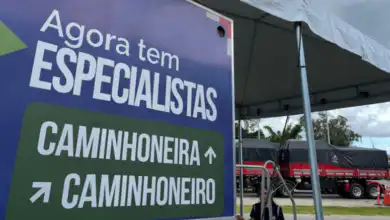 Unidade móvel do programa Agora Tem Especialistas realiza consultas, exames e vacinação gratuitos no ponto de parada de caminhoneiros em Seropédica (Foto: Reprodução).