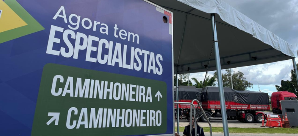 Unidade móvel do programa Agora Tem Especialistas realiza consultas, exames e vacinação gratuitos no ponto de parada de caminhoneiros em Seropédica (Foto: Reprodução).