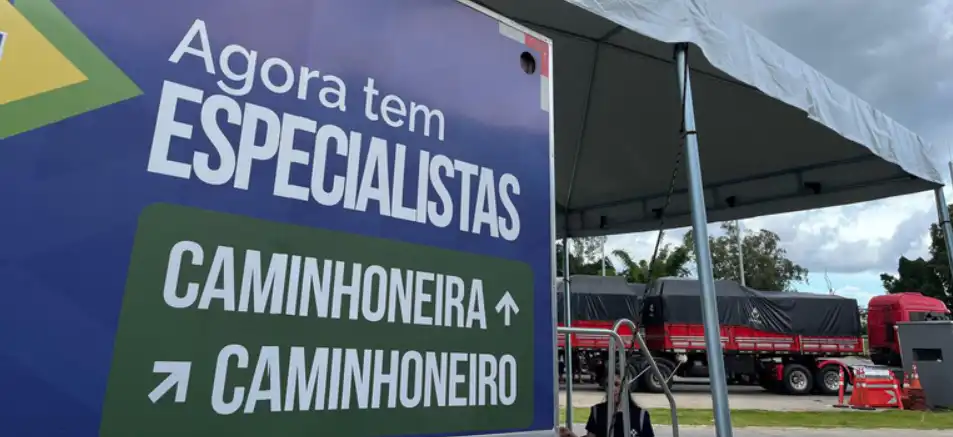 Unidade móvel do programa Agora Tem Especialistas realiza consultas, exames e vacinação gratuitos no ponto de parada de caminhoneiros em Seropédica (Foto: Reprodução).