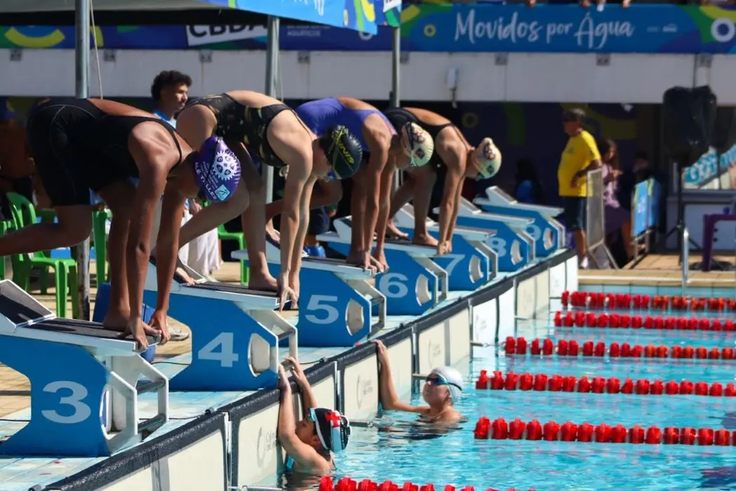 Estudantes-atletas participam das provas de natação dos Jogos Escolares