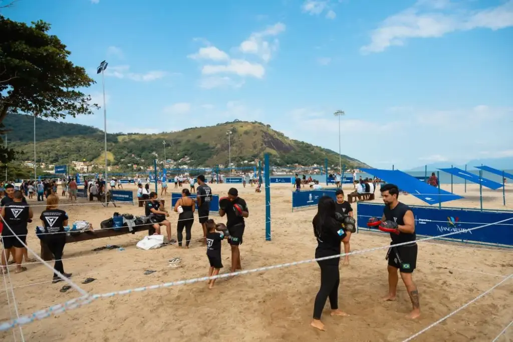 Participantes demonstram técnica, disciplina e condicionamento físico durante a aula de kickboxing