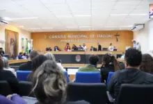 Foto mostra o plenário da Câmara de Itaguaí com a assistência e os vereadores