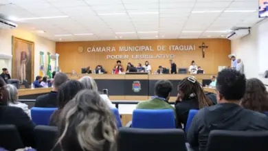 Foto mostra o plenário da Câmara de Itaguaí com a assistência e os vereadores