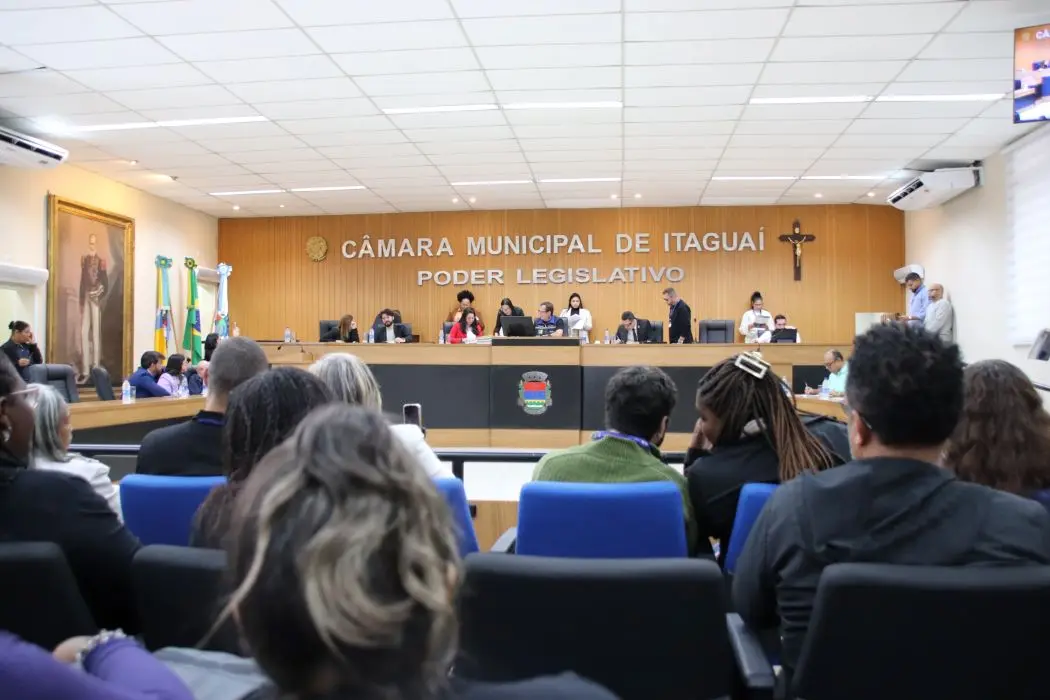 Foto mostra o plenário da Câmara de Itaguaí com a assistência e os vereadores