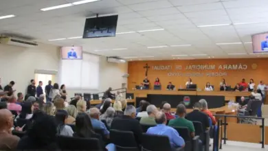 Vereadores de Itaguaí durante sessão ordinária no plenário da Câmara Municipal