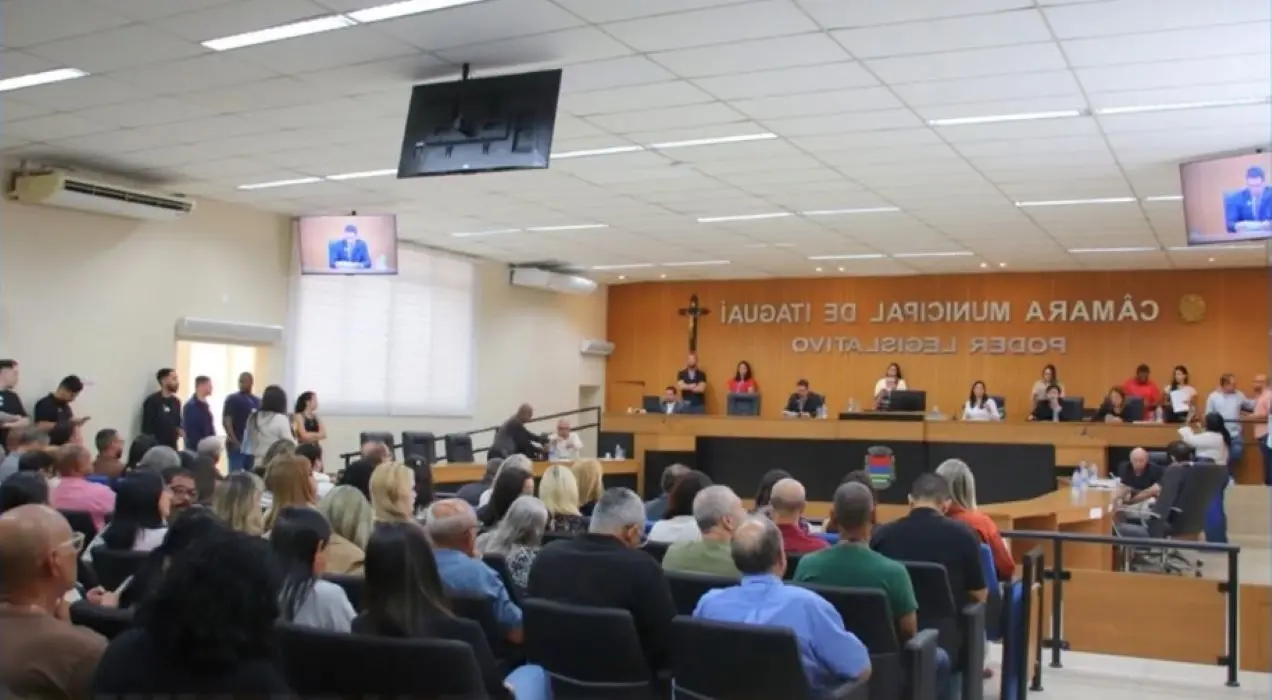Vereadores de Itaguaí durante sessão ordinária no plenário da Câmara Municipal