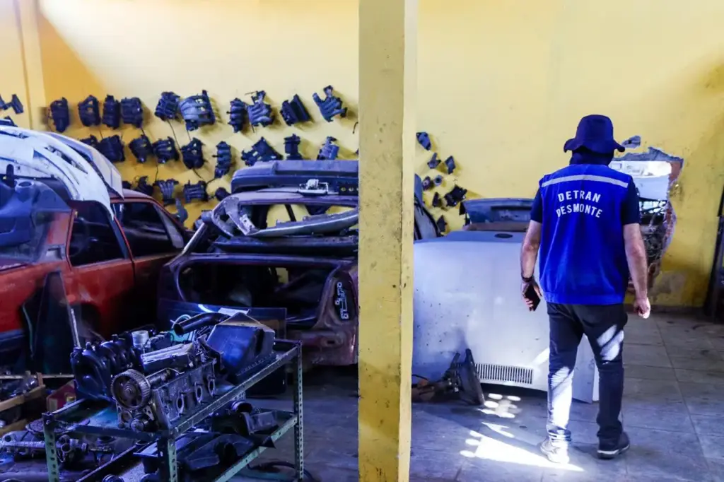 Agente em frente a uma parede cheia de peças