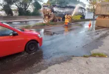 Bombeiros combatem incêndio em ônibus